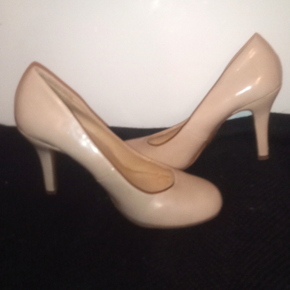 Mootsie Tootsie Tan 2 inch high heels